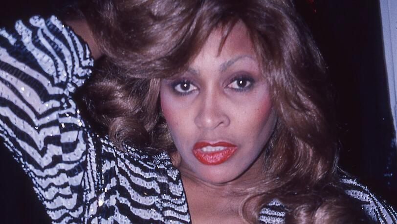 Sich selbst neu erfinden nach Jahren der Erniedrigung und Gewalt: Tina Turner im November 1979 Backstage.