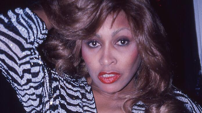 Sich selbst neu erfinden nach Jahren der Erniedrigung und Gewalt: Tina Turner im November 1979 Backstage.
