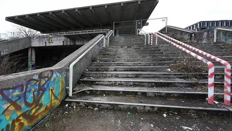 Ein "Lost Place" - der alte Olympiabahnhof. Ein "Lost Place" - der alte Olympiabahnhof.