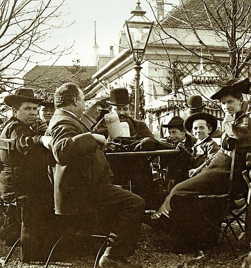 In anderen Städten sollte es noch Jahrzehnte dauern, bis draußen Bier getrunken wurde. In München hat es Tradition, hier im Kellergarten 1905.
