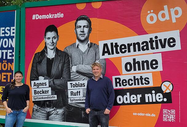 Die ÖDP-Landesvorsitzenden Agnes Becker und Tobias Ruff vor dem "Alternative ohne rechts"-Plakat. Die ÖDP-Landesvorsitzenden Agnes Becker und Tobias Ruff vor dem "Alternative ohne rechts"-Plakat.