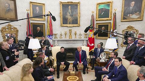 US-Außenminister Marco Rubio (2.v.r. auf dem Sofa) war bei dem Treffen im Weißen Haus mit dabei, das eskalierte.