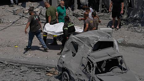 Insgesamt waren am Samstag bei zwei israelischen Luftangriffen im S&uuml;dlibanon nach Angaben des Gesundheitsministeriums in Beirut mindestens elf Menschen get&ouml;tet und 19 verletzt worden.