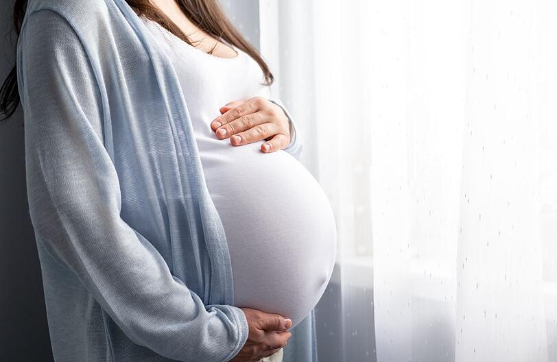 Schon beim Embryo wird die Entwicklung des Gehirns durch die Ernährung der Mutter beeinflusst. Ernährt sich die Schwangere gesund und nimmt ausreichend Omega-3-Fettsäuren, Folsäure, Eisen und weitere essenzielle Nährstoffe zu sich, so kann sich das Gehirn des Ungeborenen optimal entwickeln. Eine Mangelernährung hingegen kann zu Entwicklungsstörungen und kognitiven Beeinträchtigungen führen. Schon beim Embryo wird die Entwicklung des Gehirns durch die Ernährung der Mutter beeinflusst. Ernährt sich die Schwangere gesund und nimmt ausreichend Omega-3-Fettsäuren, Folsäure, Eisen und weitere essenzielle Nährstoffe zu sich, so kann sich das Gehirn des Ungeborenen optimal entwickeln. Eine Mangelernährung hingegen kann zu Entwicklungsstörungen und kognitiven Beeinträchtigungen führen.