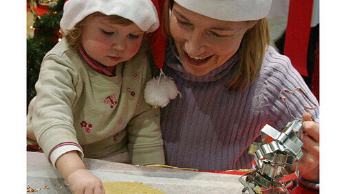 Backen mit Kindern – ein Spaß in der Weihnachtszeit. Backen mit Kindern – ein Spaß in der Weihnachtszeit.