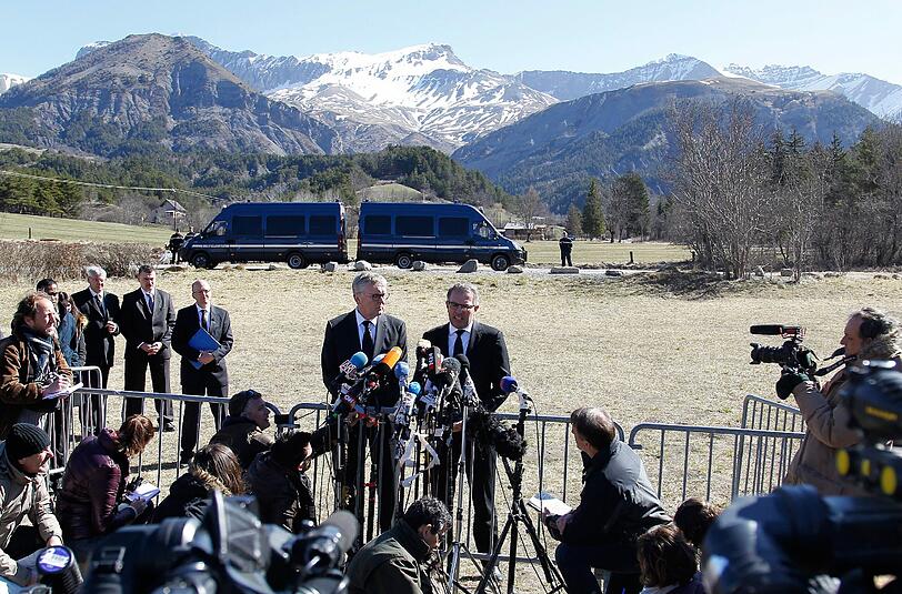 Germanwings-CEO Thomas Winkelmann (l.) und Lufthansa-Chef Carsten Spohr hielten am Mittwoch eine Pressekonferenz Le Vernet ab.