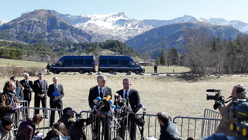 Germanwings-CEO Thomas Winkelmann (l.) und Lufthansa-Chef Carsten Spohr hielten am Mittwoch eine Pressekonferenz Le Vernet ab.