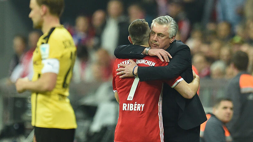 So herzlich gratulierte der Trainer dem 1:0-Torschützen zum Geburtstag.