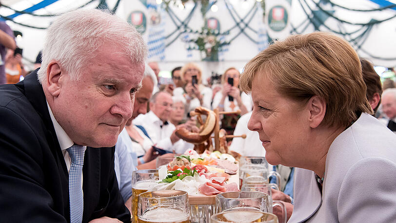 Bayernplan ja, Obergrenze nein - Merkel und Seehofer feilschen weiterhin am gemeinsamen Wahlkampfprogramm. Bayernplan ja, Obergrenze nein - Merkel und Seehofer feilschen weiterhin am gemeinsamen Wahlkampfprogramm.