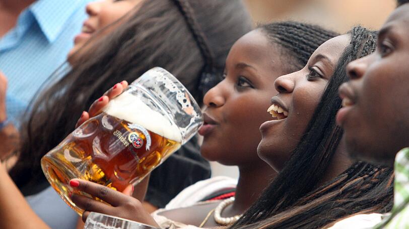 Touristen aus aller Welt kommen, so wie diese Damen, sowieso jedes Jahr nach München. Doch auch der Anteil der Ganzjahres-Münchner mit Wurzeln im Ausland steigt immer weiter, wie jetzt wieder Zahlen der Stadt zeigen.
