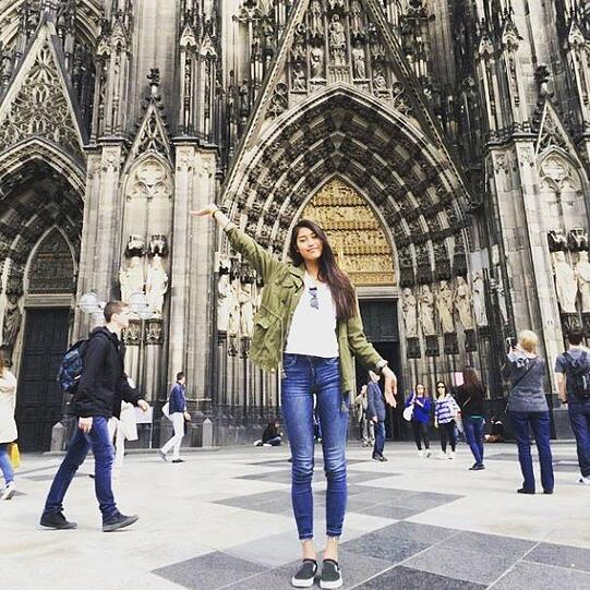 Anuthida vor dem Kölner Dom