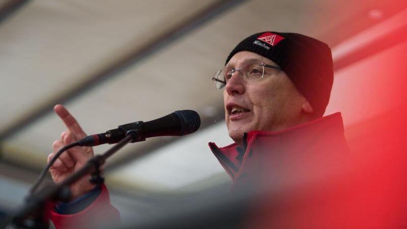 Horst Lischka, Geschäftsführer der IG-Metall München spricht beim Warnstreik vor dem BMW-Werk. Foto: Lino Mirgeler/Archiv