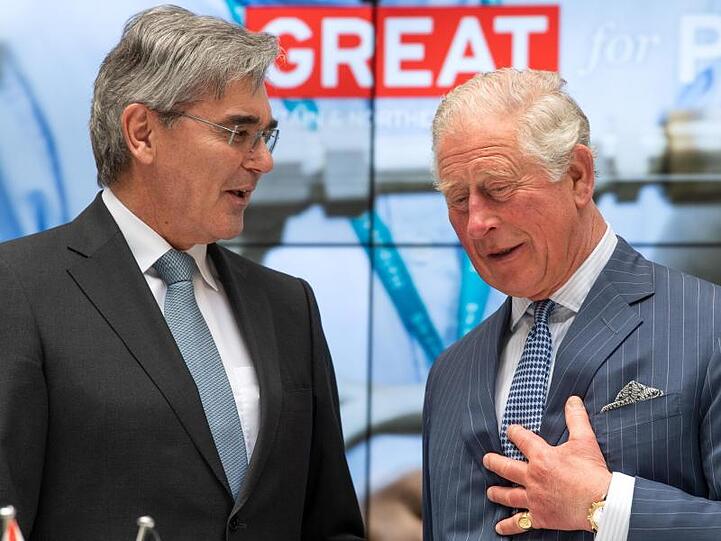 Der britische Thronfolger Charles (r), Prinz von Wales unterhält sich mit Joe Kaeser, dem Vorstandsvorsitzenden von Siemens. Foto: Sina Schuldt