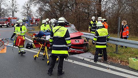 Die 83-jährige Frau musste aus ihrem Fahrzeug befreit werden: Die Einsatzkräfte der Feuerwehr schnitten die Leitplanke mit einem Motortrennschleifer und einer Säbelsäge ab.