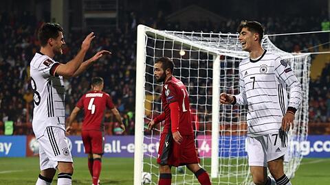 Jonas Hofmann (l) feiert das 1:0 gegen Armenien mit Torschütze Kai Havertz (r).