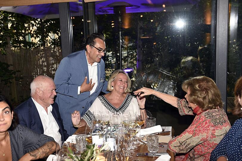 Netzwerker der Superklasse: Wirbelwind-Gastgeber Stavros Kostantinidis (stehend) mit Wolfgang und Marianne Wille (Dallmayr) und Charlotte Knobloch (r.) beim Weinabend mit Dinner-Begleitung im Restaurant Moro Mou.