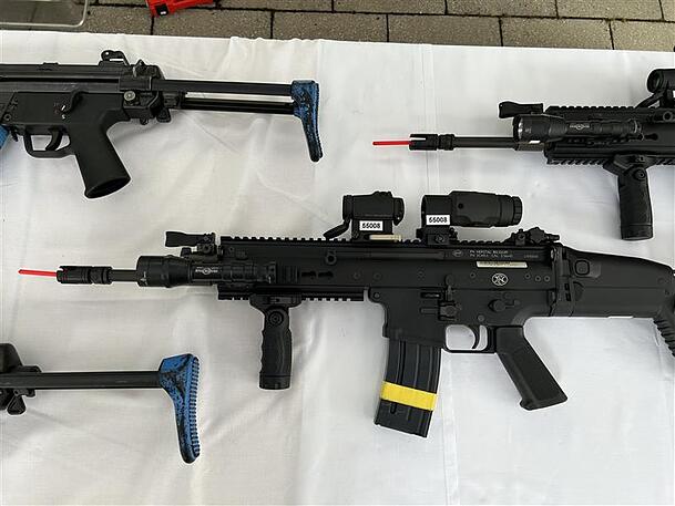 Vor allem sogenannten Mitteldistanzwaffen kommen bei der Polizei sehr selten zum Einsatz. Doch müssen die Beamten für den Ernstfall ein Gefühl dafür bekommen. Deswegen werden die Einheiten damit regelmäßig geschult. Auch das übernimmt die Polizeiinspektion Sonderdienste. Vor allem sogenannten Mitteldistanzwaffen kommen bei der Polizei sehr selten zum Einsatz. Doch müssen die Beamten für den Ernstfall ein Gefühl dafür bekommen. Deswegen werden die Einheiten damit regelmäßig geschult. Auch das übernimmt die Polizeiinspektion Sonderdienste.