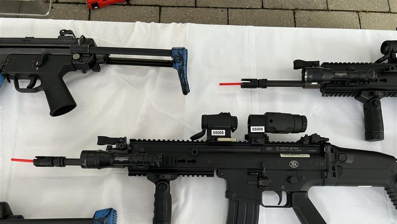 Vor allem sogenannten Mitteldistanzwaffen kommen bei der Polizei sehr selten zum Einsatz. Doch müssen die Beamten für den Ernstfall ein Gefühl dafür bekommen. Deswegen werden die Einheiten damit regelmäßig geschult. Auch das übernimmt die Polizeiinspektion Sonderdienste. Vor allem sogenannten Mitteldistanzwaffen kommen bei der Polizei sehr selten zum Einsatz. Doch müssen die Beamten für den Ernstfall ein Gefühl dafür bekommen. Deswegen werden die Einheiten damit regelmäßig geschult. Auch das übernimmt die Polizeiinspektion Sonderdienste.