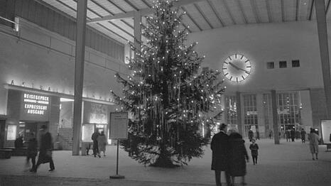 Ein stattlicher Christbaum mitten in der Schalterhalle des alten Hauptbahnhofs, 1958. Manche M&uuml;nchner erinnern sich noch: Die Treppe im Hintergrund f&uuml;hrte in ein Kino.