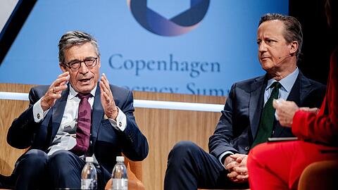 Der frühere Nato-Generalsekretär Anders Fogh Rasmussen (l) wirbt für einen Zusammenschluss der demokratischen Mittelmächte. Hier redet er mit dem ehemaligen britischen Premierminister James Cameron auf einem Demokratie-Gipfel in Kopenhagen. (Archivbild) Der frühere Nato-Generalsekretär Anders Fogh Rasmussen (l) wirbt für einen Zusammenschluss der demokratischen Mittelmächte. Hier redet er mit dem ehemaligen britischen Premierminister James Cameron auf einem Demokratie-Gipfel in Kopenhagen. (Archivbild)