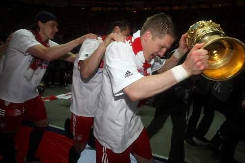 Der Pokal und Bastian Schweinsteiger führen die Jubel-Bayern an