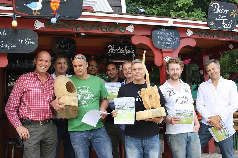 Das sind die Gastropreis-Gewinner. Den Wanderpokal hat der japanische Künstler Mukai Katsumi gestaltet.