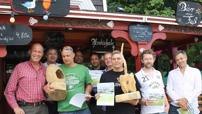 Das sind die Gastropreis-Gewinner. Den Wanderpokal hat der japanische Künstler Mukai Katsumi gestaltet. Das sind die Gastropreis-Gewinner. Den Wanderpokal hat der japanische Künstler Mukai Katsumi gestaltet.