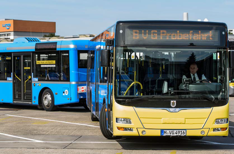 Zwar sind die Busse noch im gewohnten Blau der MVG lackiert, der BVG hat jedoch die Frontseite mit einer Folie im typischen BVG-Geld überklebt.