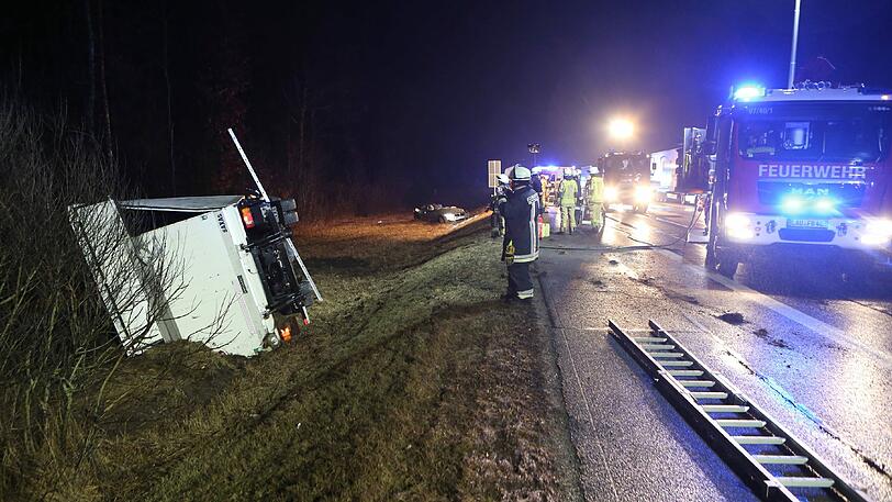 Er kommt seitlich und entgegen der Fahrtrichtung im Grünstreifen zum Liegen.