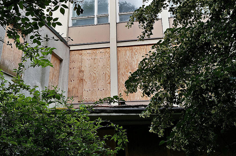 Die Fenster sind verschalt oder bemalt, die Fassade verrottet: Die ehemalige Landwirtschaftsschule in der Berg-am-Laim-Straße.
