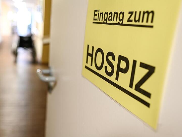 Ein Schild mit der Aufschrift "Hospiz" hängt am Eingang zum Hospiz. Foto: Felix Kästle/Archivbild