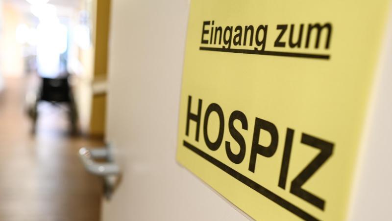Ein Schild mit der Aufschrift "Hospiz" hängt am Eingang zum Hospiz. Foto: Felix Kästle/Archivbild Ein Schild mit der Aufschrift "Hospiz" hängt am Eingang zum Hospiz. Foto: Felix Kästle/Archivbild