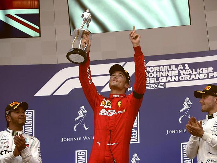 Charles Leclerc (M) mit dem Zweitplatzierten Lewis Hamilton (l) und dem Drittplatzierten Valtteri Bottas.