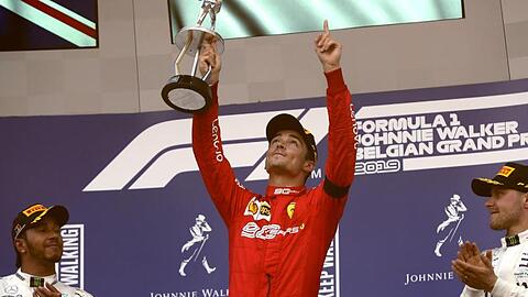 Charles Leclerc (M) mit dem Zweitplatzierten Lewis Hamilton (l) und dem Drittplatzierten Valtteri Bottas.