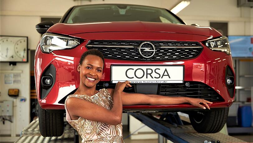 Moly und der Hauptpreis: Eine der zehn Finalistinnen gewinnt demnächst einen neuen Opel Corsa von Auto Häusler im Wert von 18.000 Euro.