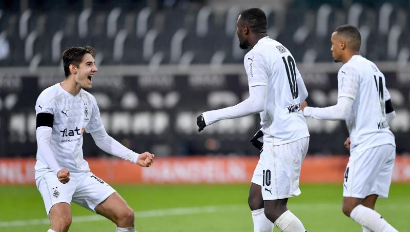 Gladbachs Florian Neuhaus (l) feiert den Treffer von Marcus Thuram (M) zum 3:1.