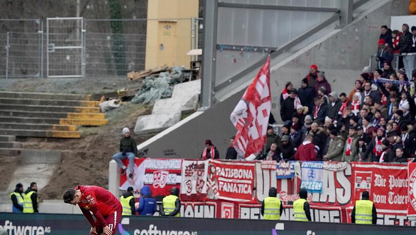 Regensburgs Konrad Faber enttäuscht nach der Niederlage gegen Darmstadt.