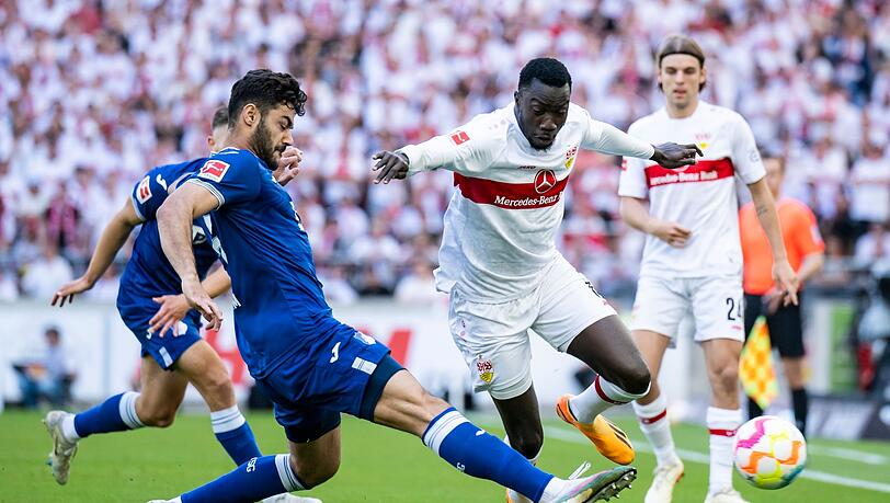 Nach einem 1:1-Remis gegen Hoffenheim  muss Silas Katompa Mvumpa (r) mit dem VfB Stuttgart den Gang in die Relegation antreten.