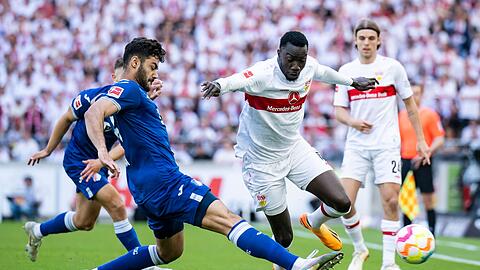 Nach einem 1:1-Remis gegen Hoffenheim  muss Silas Katompa Mvumpa (r) mit dem VfB Stuttgart den Gang in die Relegation antreten.