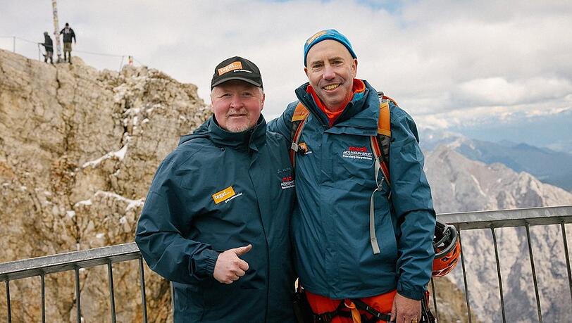 Joey Kelly (l.) mit tegut-Geschäftsführer Thomas Gutberlet auf der Zugspitze
