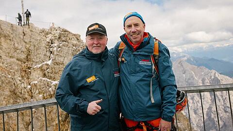 Joey Kelly (l.) mit tegut-Geschäftsführer Thomas Gutberlet auf der Zugspitze