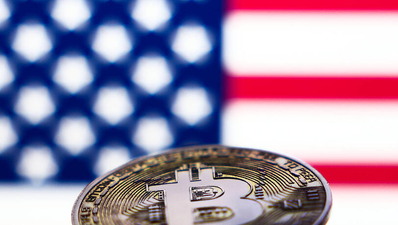 Erstmals hat der Bitcoin in der Nacht zum Donnerstag die 100.000-US-Dollar-Marke geknackt. Auslöser sind auch Äußerungen des erneut gewählten US-Präsident Donald Trump.