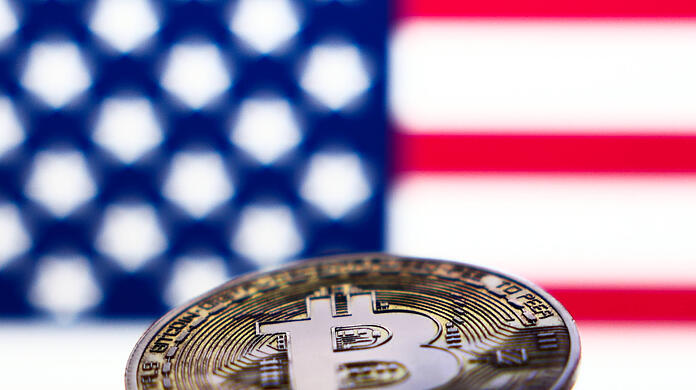 Erstmals hat der Bitcoin in der Nacht zum Donnerstag die 100.000-US-Dollar-Marke geknackt. Auslöser sind auch Äußerungen des erneut gewählten US-Präsident Donald Trump.