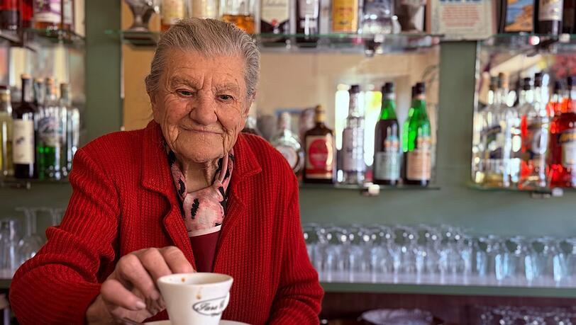 Italiens älteste Barista Anna Possi verkauft auch mit 100 noch Kaffee.