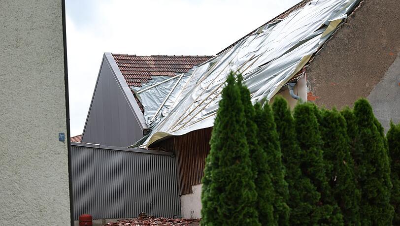 Zahlreiche Dachziegel sind durch einen Sturm in Hahnbach am Samstag von einem Dach geweht worden.