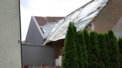 Zahlreiche Dachziegel sind durch einen Sturm in Hahnbach am Samstag von einem Dach geweht worden.