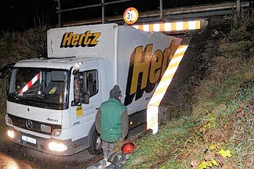 Nichts geht mehr: Der Laster des Münchners hängt im Tunnel fest.