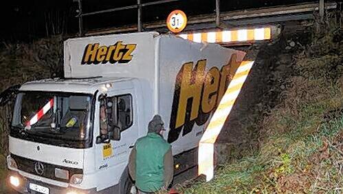 Nichts geht mehr: Der Laster des Münchners hängt im Tunnel fest. Nichts geht mehr: Der Laster des Münchners hängt im Tunnel fest.