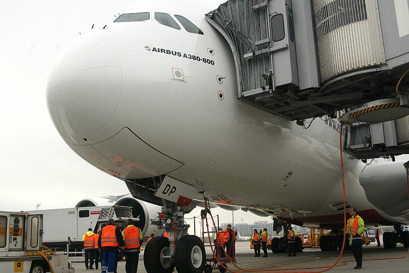 Die Emirates-Maschine landete am Mittag von Dubai kommend bei diesigem Wetter auf dem Münchner Airport. Bilder vom A380 in München
