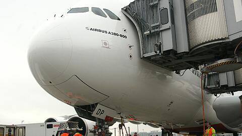 Die Emirates-Maschine landete am Mittag von Dubai kommend bei diesigem Wetter auf dem Münchner Airport. Bilder vom A380 in München